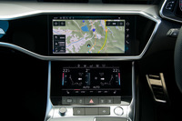 センターコンソールに備わる2枚のタッチスクリーン。「A6」ではインフォテインメントシステムに加え、空調もタッチ式での操作となる。