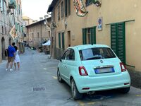 2023年8月撮影。イタリアでポピュラーなシロップ飲料の色に似ていることから「メントルツァータ」と呼ばれた車体色である。