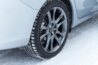 今回の試乗会に用意されたクルマは、いずれもブリヂストンのスタッドレスタイヤが装着されていた。銘柄は、新型「CX-5」のみ「ブリザックDM-V1」、その他のモデルはすべて「ブリザックVRX」だった。