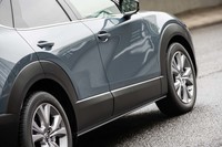 ボディーサイドの映り込みは「マツダ3」と反対の順S字形状。ボディー下部の樹脂パーツを大きくしてサイドパネルを天地に細くすることで、スリムに見えるようにしている。