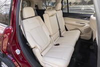 2列目シートは前後スライドとリクライニングに加えて、タンブルフォールディングが可能。