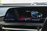 音響機器にはDolby Atmos対応 の「AKGスタジオ オーディオシステム」を採用。遮音の効いた車体と高性能なノイズキャンセリングシステムが実現した静粛な車内で、没入感のある音楽体験を楽しめる。