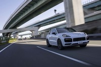 ポルシェ・カイエンEハイブリッド クーペ