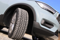 ドライ、ウエット、スノーと、さまざまな路面状況に対応できるオールシーズンタイヤ。冬用タイヤへの履き替えを必要としない経済性の高さから、注目を集めている。