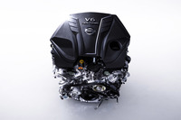 ダイムラー製の2リッター直4ターボエンジンに代わり、最高出力304ps、最大トルク400Nmを発生する3リッターV6直噴ツインターボエンジンが日本に初導入された。さらにハイチューンを行った「スカイライン」史上最強の405ps版もラインナップ。