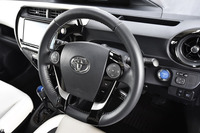 ステアリングホイールは、センターパッドの左右両側がピアノブラックのパネルでドレスアップされる。