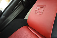 “Fスポーツ”グレードの前席ヘッドレストには、専用ロゴのエンボス加工が施されている。