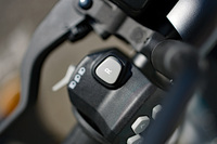 左のスイッチボックスには、モーターの力で車体を後退させるリバース機能のスイッチを配置。制御ひとつでモーターを逆回転させられる、電動バイクならではの便利機能だ。