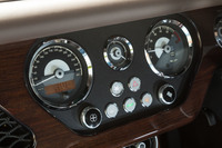 メーターパネルはダッシュボードの中央と運転席の前に分割して配置。従来モデル同様、速度計やエンジン回転計はダッシュボード中央に配される。