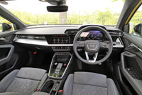 外観同様、エッジの効いた意匠が特徴のインテリア。「A6」などといったアウディの上位モデルや、コンポーネンツを共有する新型「フォルクスワーゲン・ゴルフ」などとは異なり、エアコンのコントローラーなど、操作系には適度に物理スイッチが残されている。