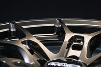 レイズは設計から生産まで一貫して日本で行う「オールメイドインジャパン」にこだわる。その製品の美しさは、所有する喜びも満たしてくれる。写真のモデルは、後述する「G025 SZ EDITION」。