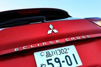 これまで下段のリアウィンドウがあったところには三菱エンブレムと「ECLIPSE CROSS」バッジが貼られている。