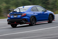 STIパフォーマンスパーツをフル装備した「WRX S4」。現在開発中のパーツも参考に装着されていたが、今回の試乗環境では、その違いを実感するには至らなかった。