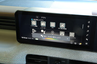 Googleを搭載した「Nissan Connectインフォテインメントシステム」を採用。音声でナビの目的地設定や、オーディオ、エアコンなどの操作が行える。