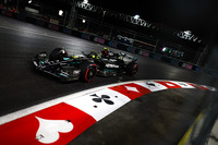 ラスベガスGPに出走したルイス・ハミルトンが駆るメルセデスAMGペトロナスのW14。決勝戦のスタートが22時となり、トランプのマークを模したデザインの縁石が並ぶなど、同グランプリではユニークな試みがいくつも行われていた。