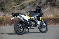 競技車両を思わせる、ラギッドなデザインの機種が多いアドベンチャーモデルのなかにあって、「ノーデン901」はハスクバーナらしい独創的でスマートな意匠となっている。