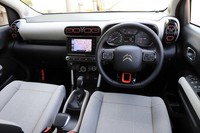 インテリアのデザインも外観に負けず個性的。ダッシュボードはフラットで、視界をさえぎるものはない。