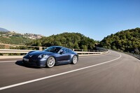 「911 S/T」が0-100km/h加速に要する時間は3.7秒。トップスピードは300km/hと公表されている。