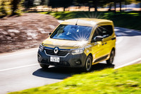 ルノー・日産・三菱アライアンスのミドルクラスモデル用となる「CMF-C/Dプラットフォーム」をベースに、専用のフロントメンバーやトーションビームなどを用いて耐久性や信頼性を向上。一般的な乗用車の3倍に及ぶ耐久走行テストを行い、走りを磨いたという。