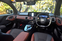 ダッシュボードの横一文字のトリムと、2枚のディスプレイからなるインターフェイスが目を引くインテリア。ダイヤル式のシフトセレクターなどは、トヨタ/スバルのBEVと共用となっている。