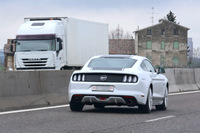 「フォード・マスタング」。2024年3月、アウトストラーダA1号線で。