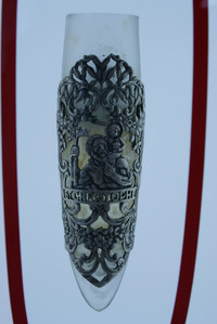 車内用花瓶は自動車内装の無機質さからくる不安を緩和した。これは、メルセデス・ベンツ博物館所蔵のもので、交通安全の守護聖人である聖クリストフォロスが記されている。