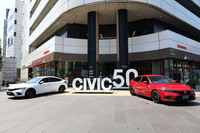 紅白幕のように来場者を出迎える(?)、2台の現行「ホンダ・シビック」。
