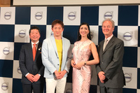 左からボルボ・カー・ジャパンの木村隆之社長、俳優の山本耕史さん、モデルのアン ミカさん、マグヌス・ローバック駐日スウェーデン大使。