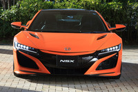 マイナーチェンジを機に、シルバーだったフロントグリルのパネルはボディー同色に変更。フロントおよびリアのメッシュパーツや、オプションの各種カーボンパーツはマット仕上げからグロス仕上げに改められた。