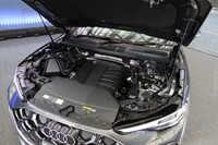 パワーユニットは、写真の2リッター直4ディーゼルターボエンジンを含めた3種類。エンジンはいずれも縦置きレイアウトとなる。