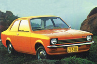 Tカープロジェクトの第1弾として1973年3月にブラジルGMから登場した「シボレー・シェヴェット」。2ドアセダンボディーに1.4リッター直4 SOHCエンジンを搭載。