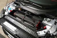 フロントボンネット下の「ユーティリティーボックス」は、数少ない積載スペース。ソフトトップを外した際には、この場所に折り畳んで収納することになる。