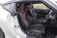 ヘッドレストに「nismo」ロゴがステッチされたレカロ製のスポーツシートを装備。スポーツカーとしてはちょっと着座位置が高く設定されている。