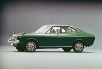 1973年に登場した初代「バイオレット」(710)の4ドアセダン。曲線、曲面を多用しており、セダンながらクーペのようなルーフラインを持つ。フロントからテールにかけて緩やかに弧を描くプレスラインも特徴だった。