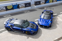 「GT2ストラダーレ」(写真左)は、ファナテックGT2ヨーロッパシリーズを戦うレーシングマシン「マセラティGT2」(写真右)のロードバージョン。「マセラティの2つの世界たるエレガンスとレーシングの融合」とアピールされている。