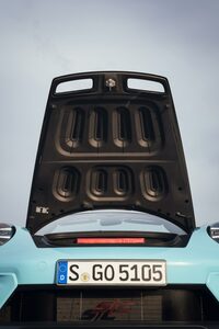 ボディーについてはドアやフロントフェンダー、フロントフード(写真)などにカーボンファイバーを採用。軽量化を図っている。