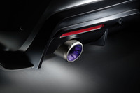 排気系ではアクラポヴィッチ製チタンマフラー(写真)が装着されるほか、低排圧触媒が採用されている。