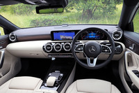 インテリアの設計についてはハッチバックの「Aクラス」から大きな変更はない。インフォテインメントシステムは音声か、センターコンソールのタッチパッド付きコントローラーで操作する。