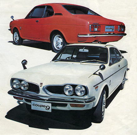1970年2月に追加された「1300クーペ」。シングルキャブユニット搭載モデルは「クーペ7」、4キャブユニット搭載モデルは「クーペ9」と呼ばれた。白いクルマは最高級グレードの「クーペ9カスタム」で、価格は75万8000円。