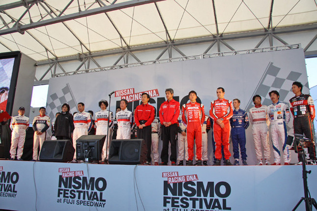 オープニングセレモニーで、NISMOの柿本総監督以下チーム監督と主立った参加ドライバーがステージに整列。