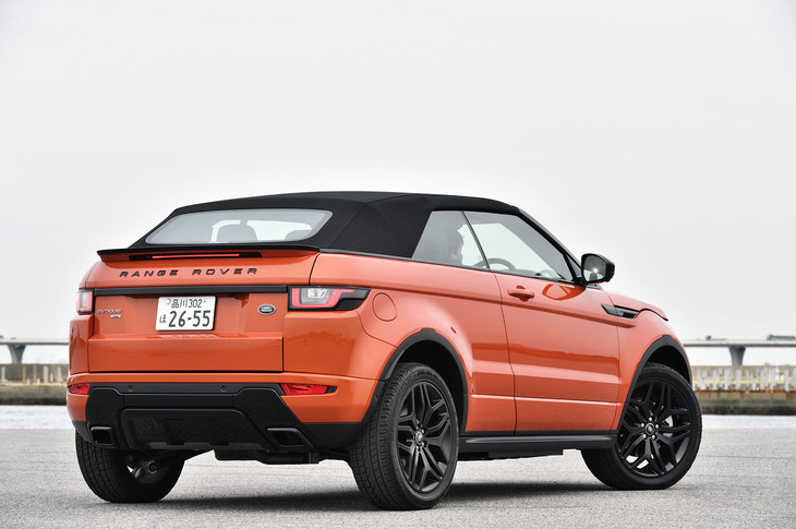 「レンジローバー イヴォーク」のオープントップモデルは、2015年11月にデビュー。日本では、2016年9月にガソリン車の受注が始まり、2017年11月にはディーゼル車がラインナップに加えられた。