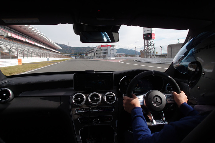 「メルセデスAMG C63 S」で富士スピードウェイのホームストレートを駆け抜ける。ストレートエンドでは260km~268km/hのトップスピードを記録した。