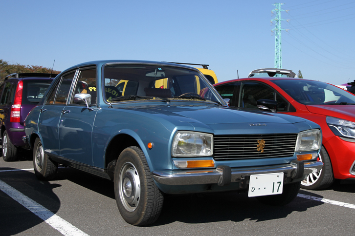 ここからは会場内。「プジョー504」は、ツリ目ヘッドライトを採用した最初のプジョー。
