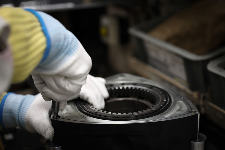 ローターの気密性のキモとなるアペックスシール、コーナーシール、サイドシールという3つのシールの組み付けには、いまだに熟練した職人の感覚が必要とされる。