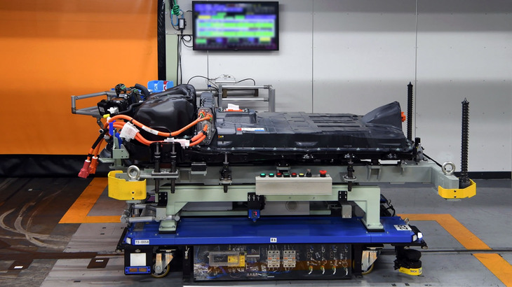 「MX-30 EVモデル」で2階建てバッテリーが備わる後部座席下のスペースが燃料タンク(写真左)に置き換わる「MX-30ロータリーEV」のバッテリーユニット。