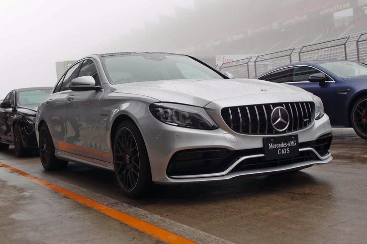 “最強の「Cクラス」”とアピールされる「AMG C63 S」。標準的なCクラスよりもワイドなフロントフェンダーが装着され、フロントのトレッドも拡大されている。