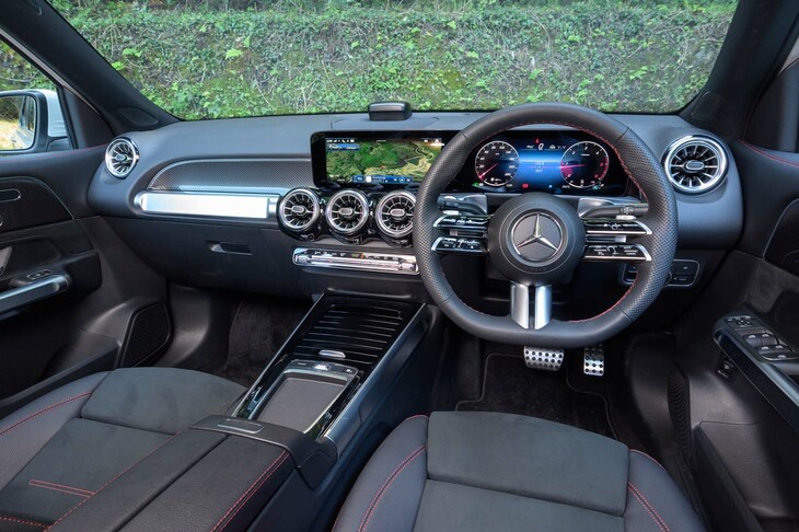 インテリアでは、ステアリングホイールをメルセデス・ベンツの最新世代のものにアップデート。センターコンソールも、タッチパッドを廃止してすっきりとしたデザインに変更した。