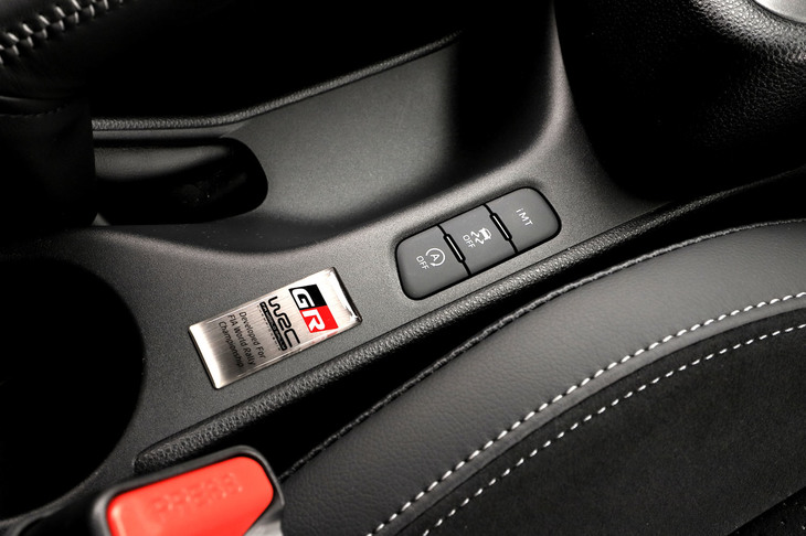 4WD車のVSCにはオン/オフに加え、「エキスパート」と呼ばれる専用モードを設定。4WDモードが「スポーツ」もしくは「トラック」の状態で、VSCオフのスイッチを長押しすると起動する。