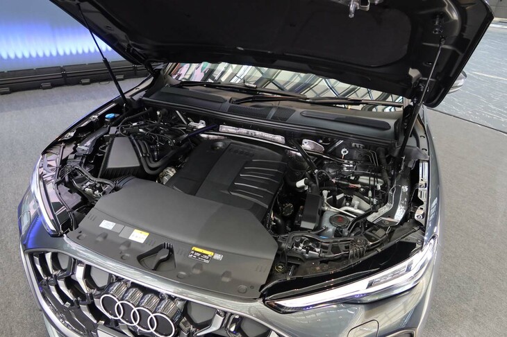 パワーユニットは、写真の2リッター直4ディーゼルターボエンジンを含めた3種類。エンジンはいずれも縦置きレイアウトとなる。