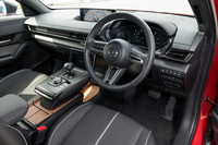 ブリッジ状のセンターコンソールが個性を主張するインテリア。明るい茶色の部分にはマツダのヘリテージ素材であるコルクを使っている(1920年に東洋コルク工業としてスタート)。